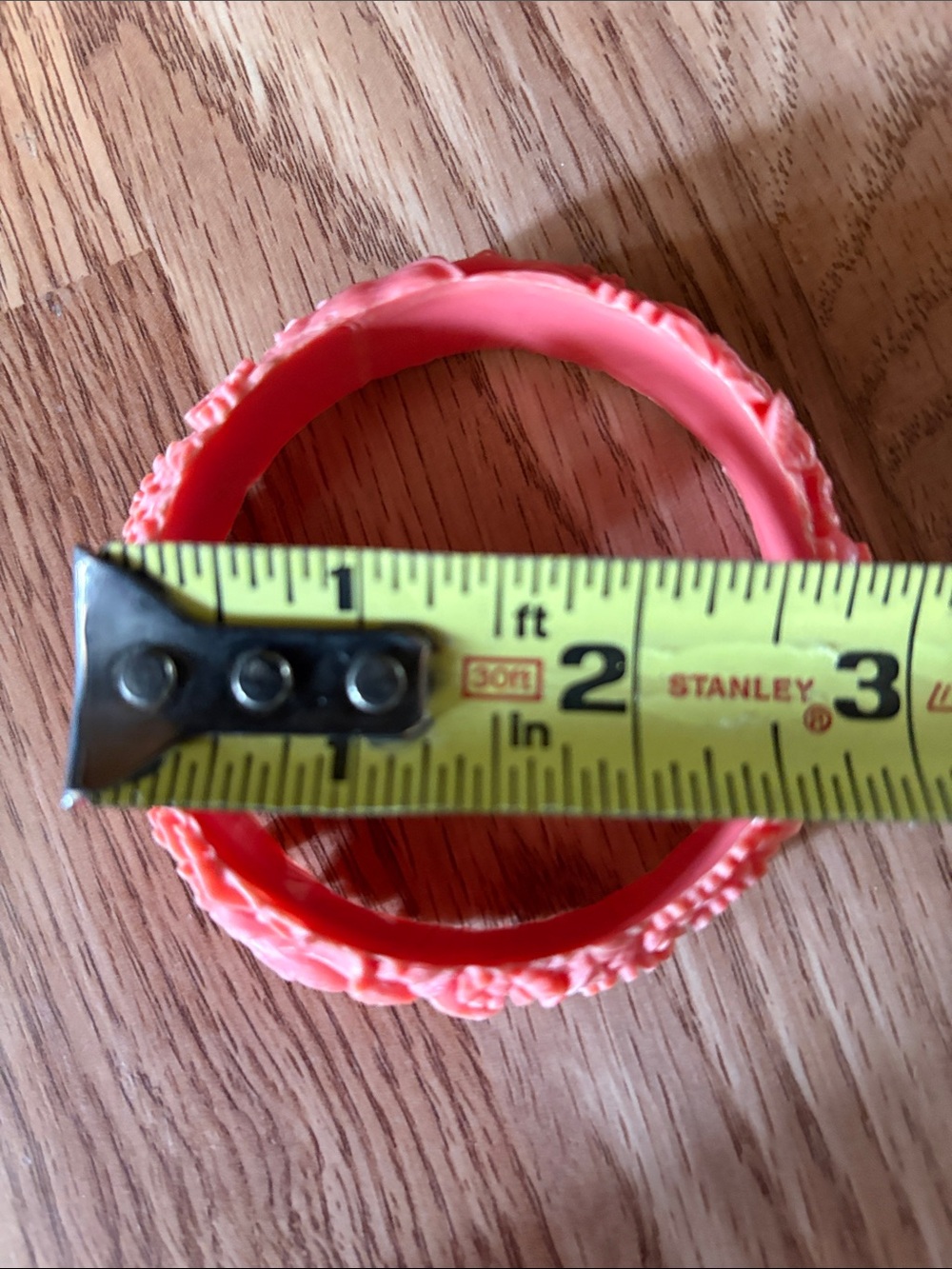 VINTAGE CORAL DETAILED CARVED FLORAL RESIN BANGLE BRACELET - Picture 6 of 8